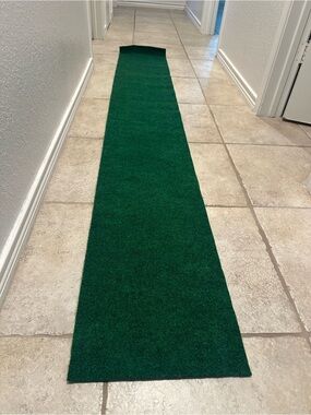 Portable indoor 8 foot putting mat